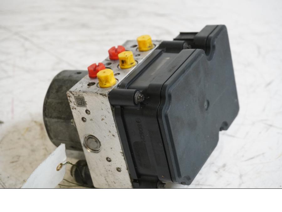 Baksidan på ABS Modulator från en H-D Street Glide FLHX -2015 motorcykel.