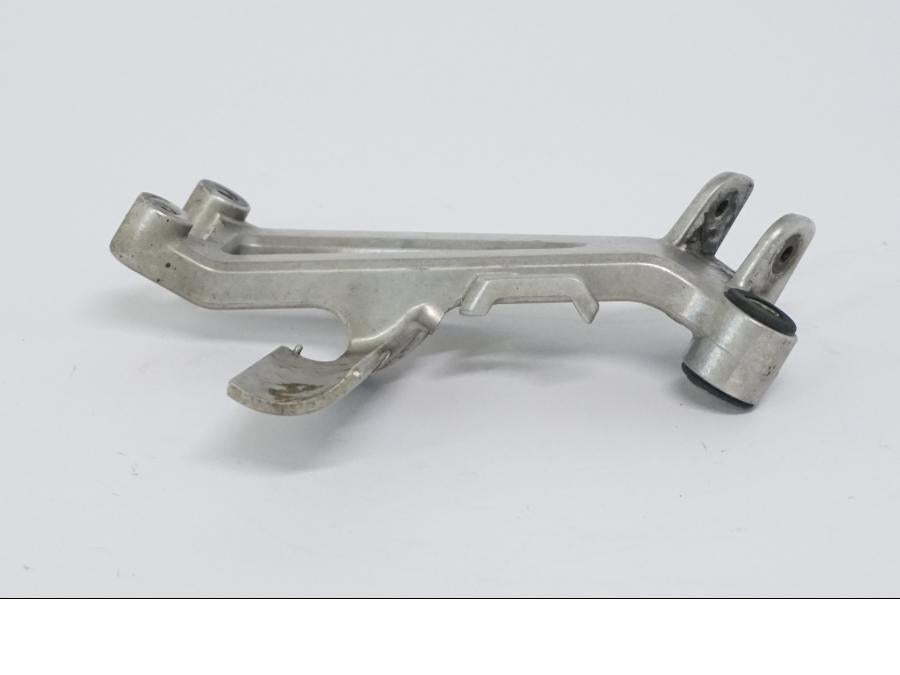 Snett nerifrån på Fotpinnefäste från en Honda CBR 600 -1998 motorcykel.
