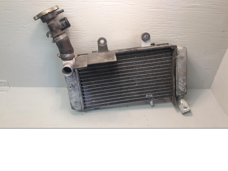 Baksidan på Vattenkyl från en Honda VFR 800 -2000 motorcykel.