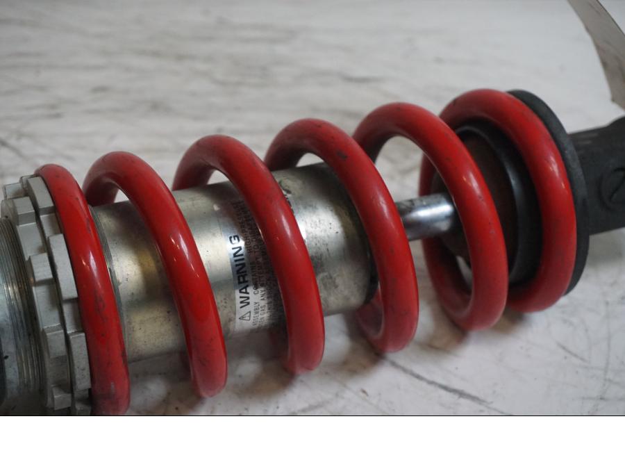 Snett nerifrån på Stötdämpare från en Triumph Speed Triple -2011 motorcykel.