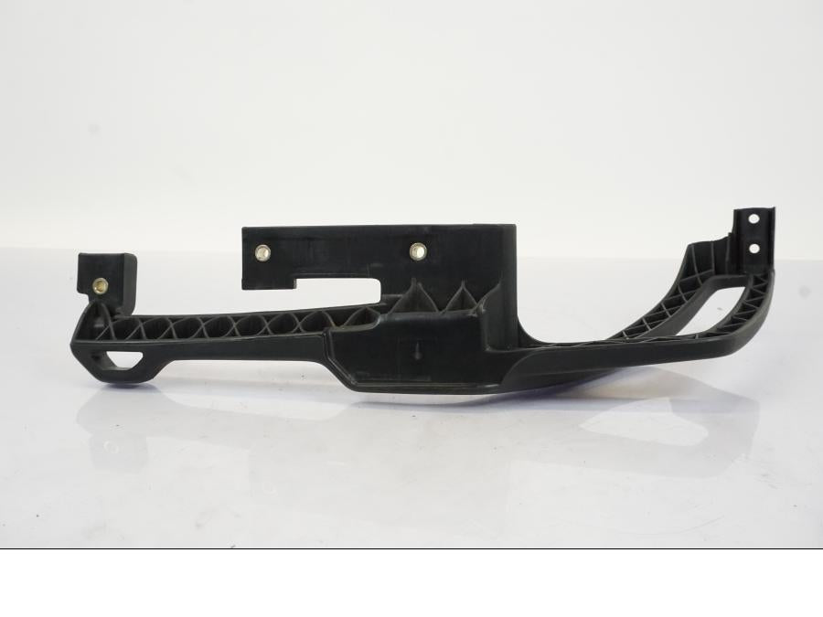 Snett nerifrån på Passagerarhandtag från en BMW R 1150 RS -2003 motorcykel.