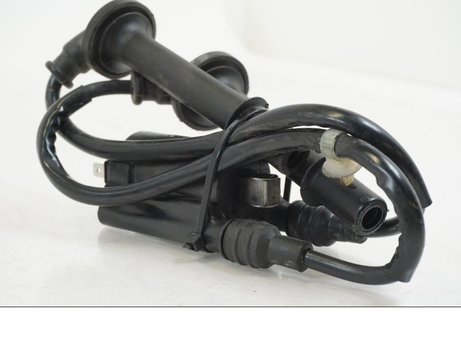 Vänster sida på Tändspole från en Honda CB 650 F Hornet -2017 motorcykel.