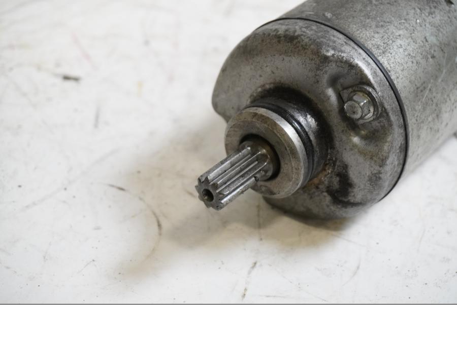 Baksidan på Startmotor från en Yamaha YZF 600 R -1997 motorcykel.