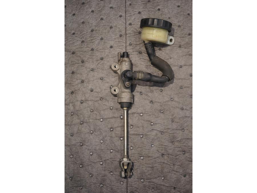 Framsidan på Bromshuvudcylinder från en Honda XRV 750 -1995 motorcykel.