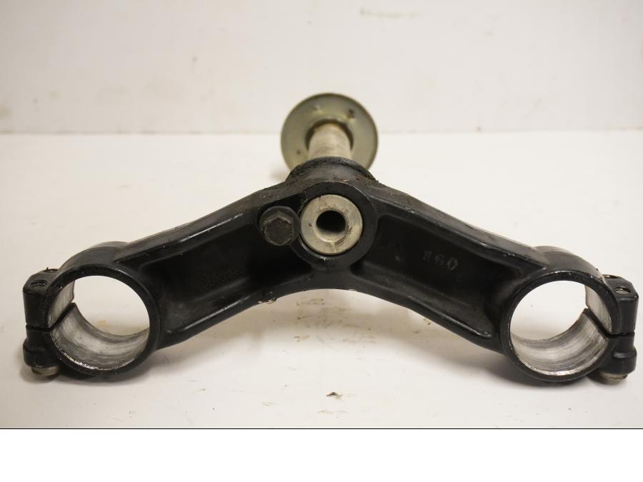 Baksidan på Gaffelkrona från en Triumph TT 600 -2001 motorcykel.