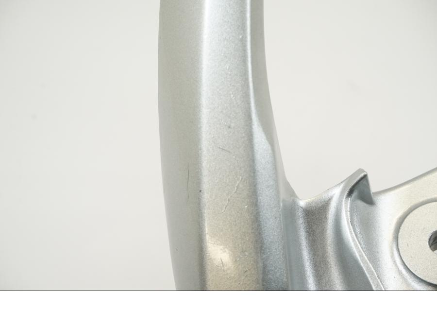 Snett nerifrån på Passagerarhandtag från en Suzuki SV 650 -2004 motorcykel.