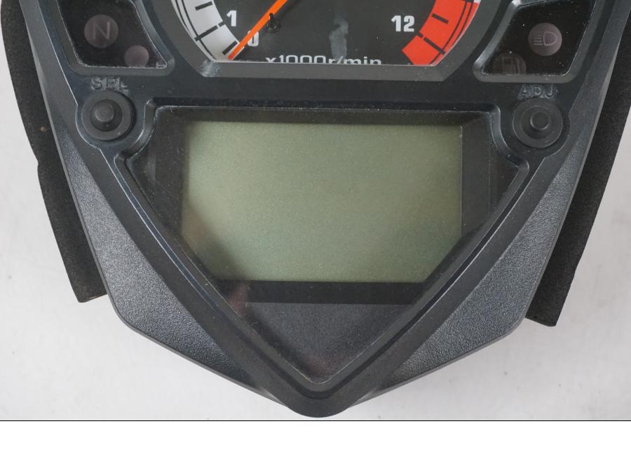 Vänster sida på Instrumentpanel från en Suzuki SV 650 S -2005 motorcykel.