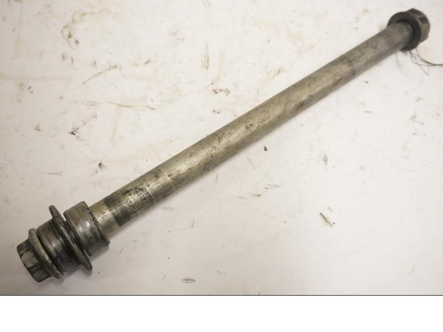 Framsidan på Axel från en Honda VTR 1000 F -2001 motorcykel.