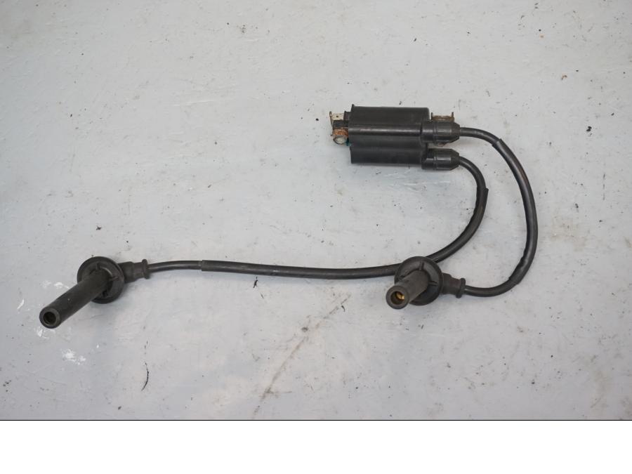 Framsidan på Tändspole från en Honda CBR 900 RR -1996 motorcykel.