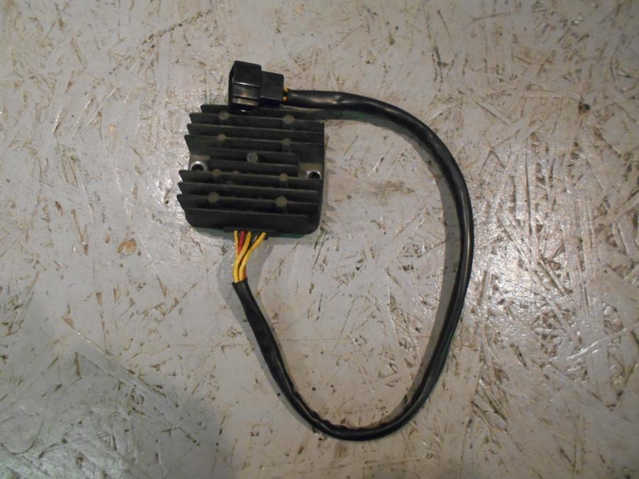 Framsidan på Likriktare från en Suzuki VZ 800 -2000 motorcykel.