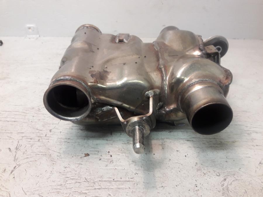 Höger sida på Mellanburk från en Triumph Speed Twin -2019 motorcykel.