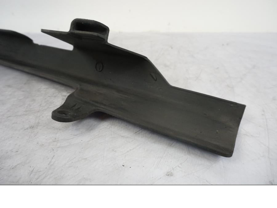 Snett uppifrån på Kedjeskydd från en Honda VTR 1000 F -1997 motorcykel.