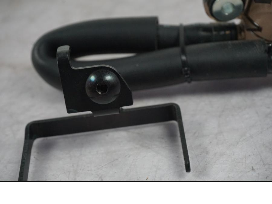 Snett uppifrån på Bromsvätskebehållare från en Yamaha MT-09 -2024 motorcykel.