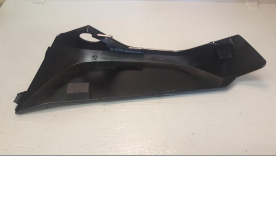 Höger sida på Sidopanel från en BMW K 1600 -2019 motorcykel.