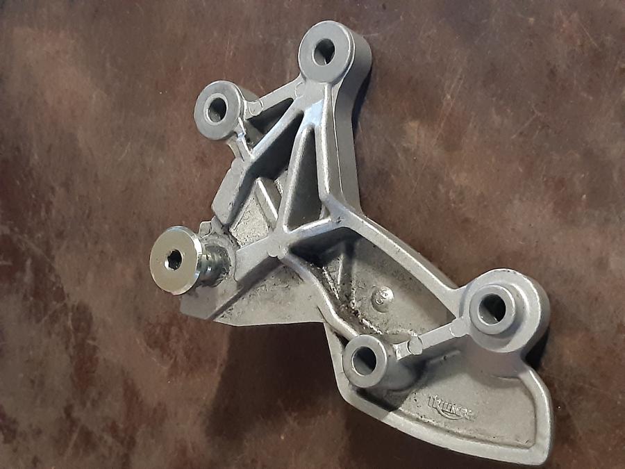 Vänster sida på Fotpinnefäste från en Triumph Sprint RS -2000 motorcykel.
