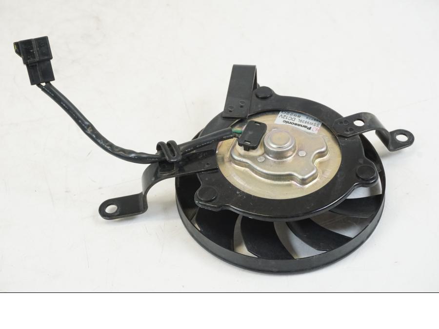 Snett nerifrån på Vattenkylfläkt från en Yamaha YZF 1000 R1 -2009 motorcykel.