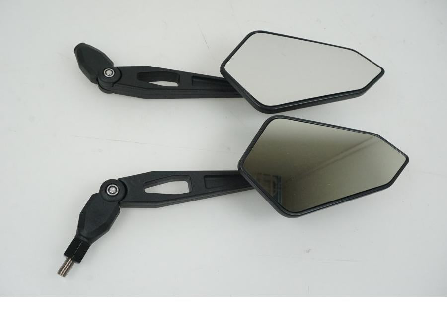 Snett uppifrån på Backspegel från en Universal Universal -2024 moped.