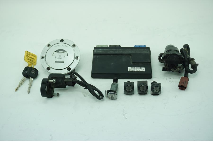 Framsidan på Låssats från en Honda VFR 1200 -2012 motorcykel.