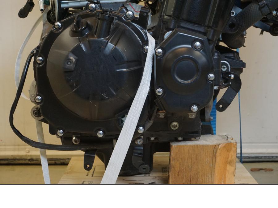 Baksidan på Motorpaket från en Kawasaki Z 900 -2021 motorcykel.