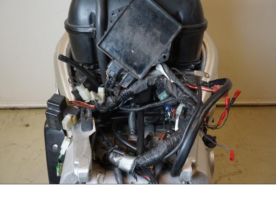 Snett nerifrån på Motorpaket från en Yamaha YZF R6 -1999 motorcykel.