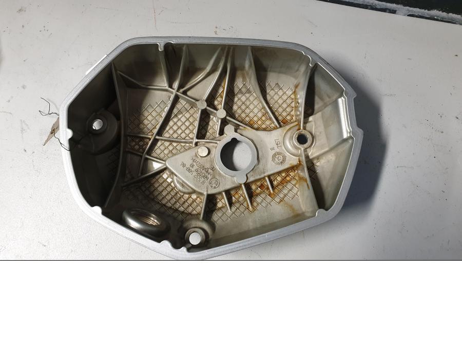 Höger sida på Ventilkåpa från en BMW R 1200 RT -2013 motorcykel.
