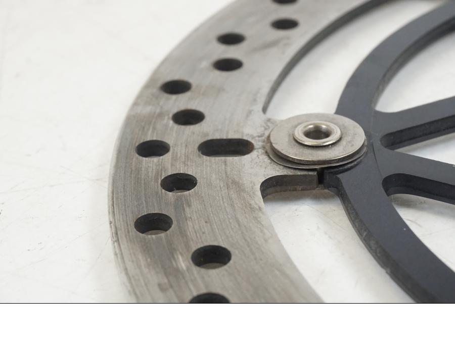 Snett nerifrån på Bromsskiva från en Triumph Speed Triple -2021 motorcykel.