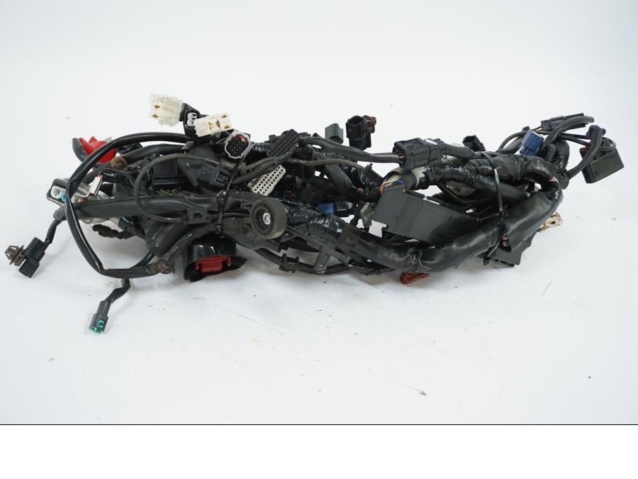 Snett nerifrån på Kablage från en Honda CB 650 R -2019 motorcykel.