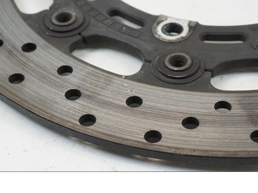 Snett nerifrån på Bromsskiva från en Yamaha YZF R6 -1999 motorcykel.