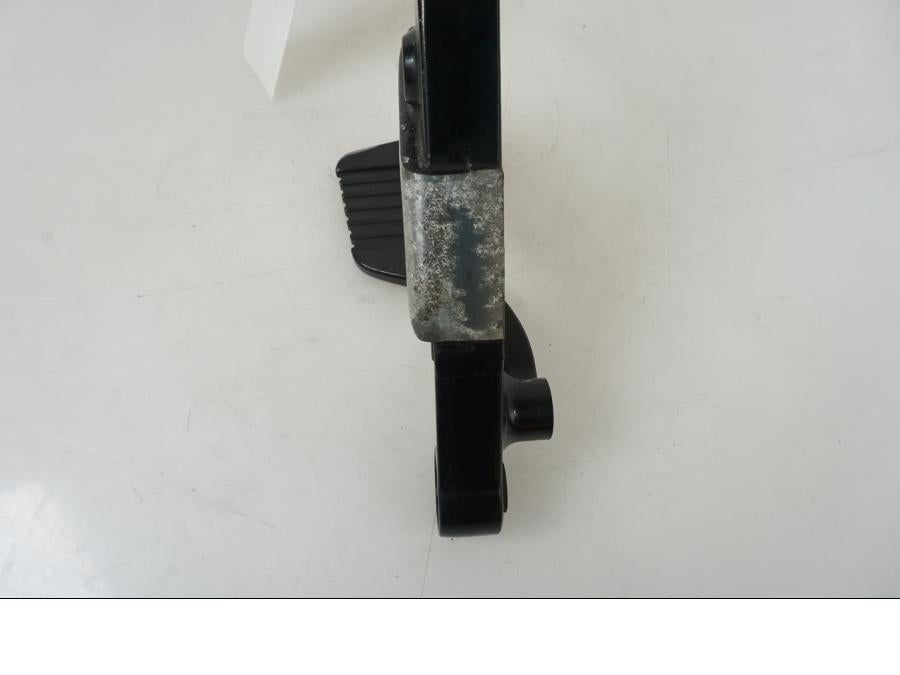 Vänster sida på Fotpinnefäste från en Yamaha FZ 750 -1988 motorcykel.