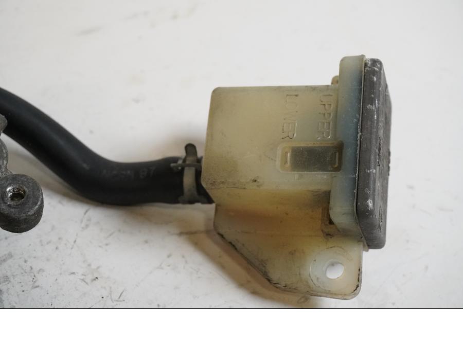 Höger sida på <p>Bromshuvudcylinder bak från Suzuki GSX-R 750 1998.</p>
<p>Ink behållare.</p> motorcykel.