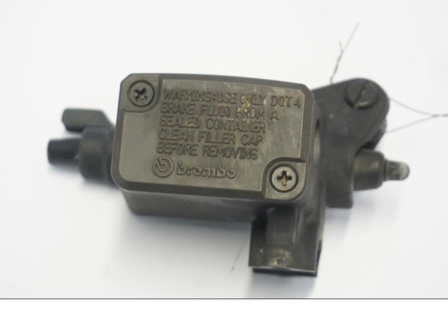 Vänster sida på Bromshuvudcylinder från en BMW G 650 GS -2011 motorcykel.