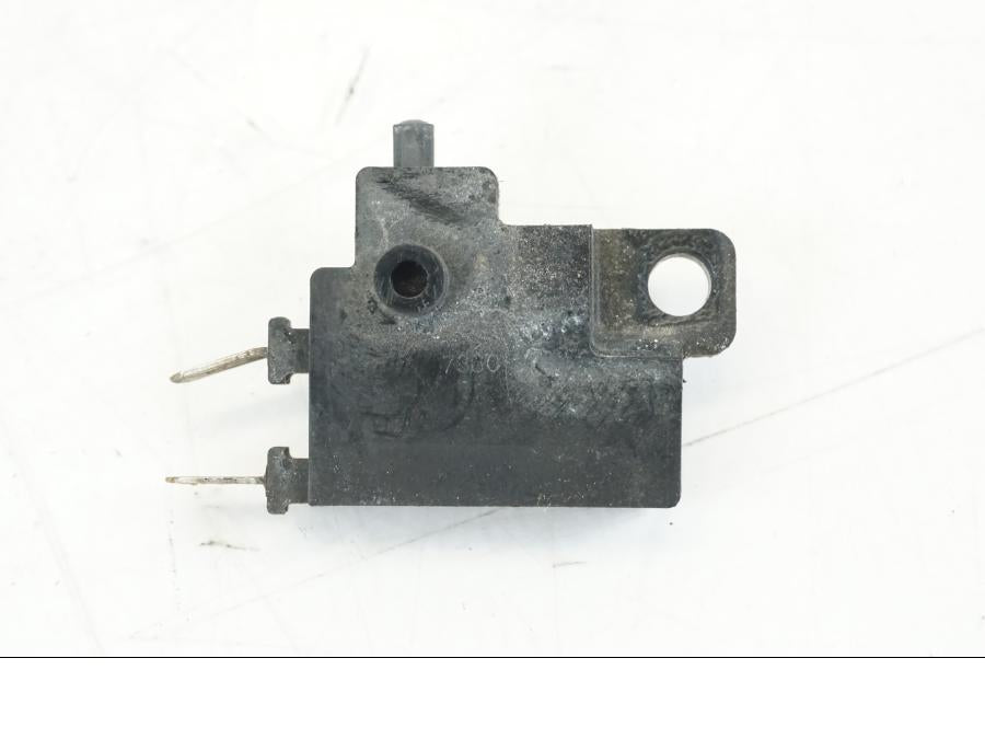 Baksidan på Bromsljuskontakt från en Honda CB 600 F -2008 motorcykel.