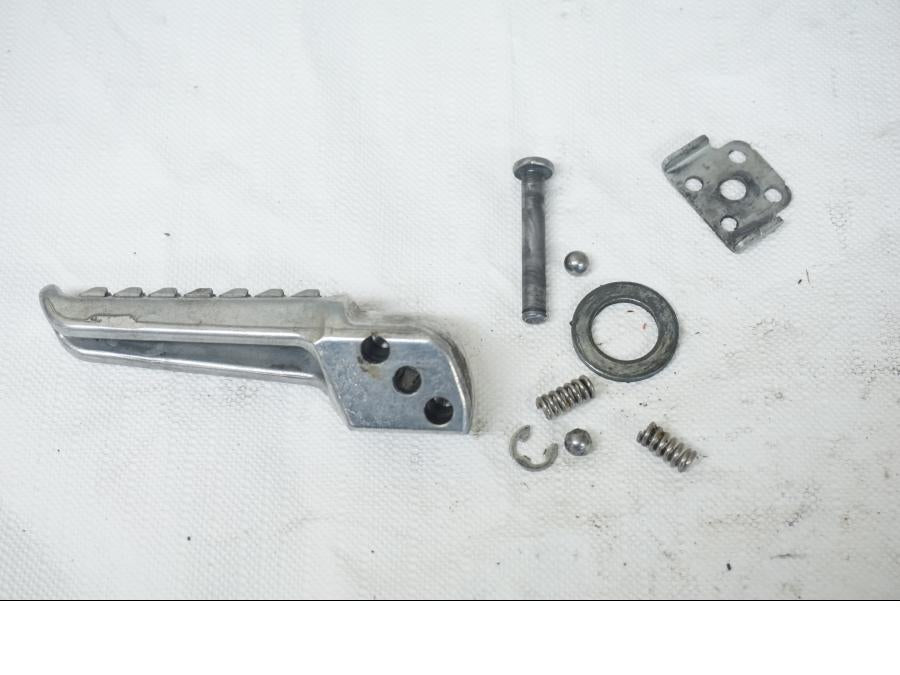 Baksidan på Fotpinne från en Kawasaki ER-6N -2006 motorcykel.