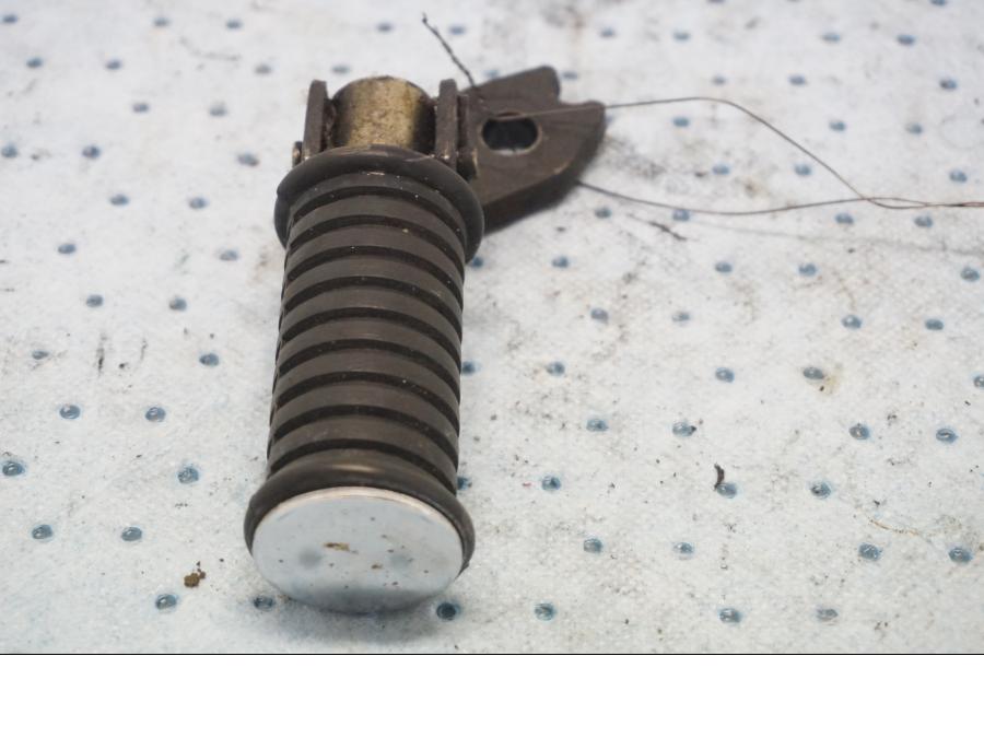 Baksidan på Fotpinne från en Kawasaki EN 500 -1999 motorcykel.