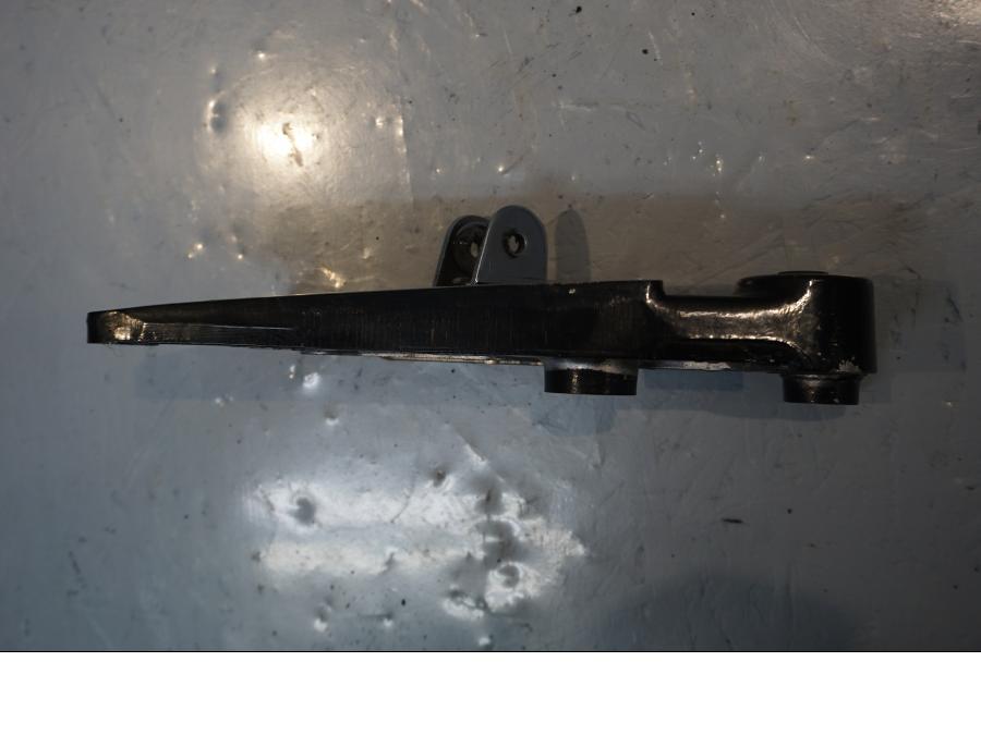 Vänster sida på Fotpinnefäste från en Yamaha V-MAX 1200 -2001 motorcykel.