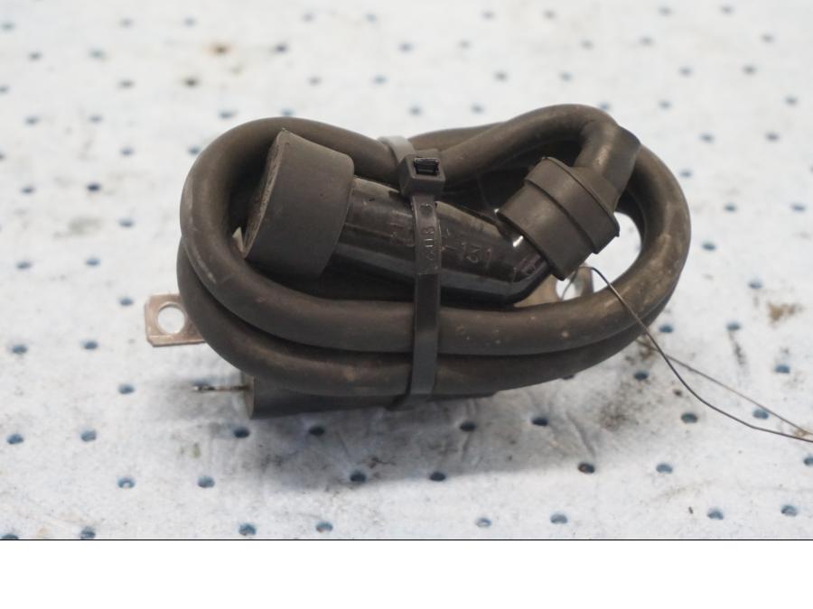 Framsidan på Tändspole från en Yamaha XVS 1100 -2000 motorcykel.