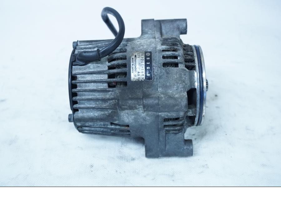 Vänster sida på Generator från en Yamaha YZF 1000 R -1997 motorcykel.