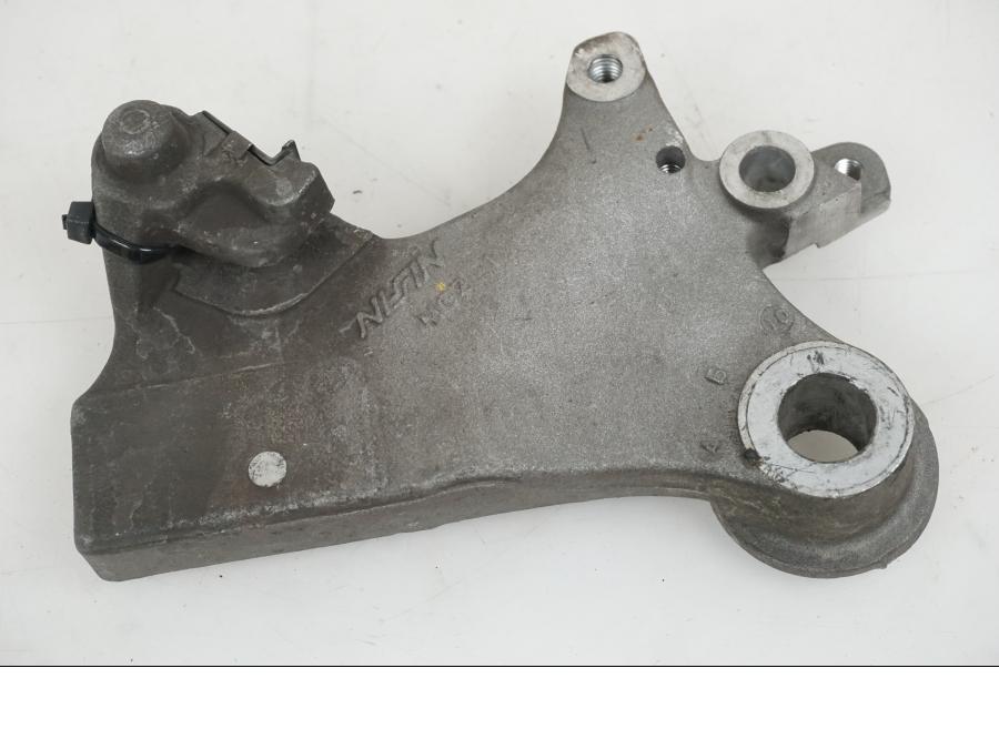 Snett nerifrån på Bromsoksfäste från en Honda CB 500 X -2015 motorcykel.