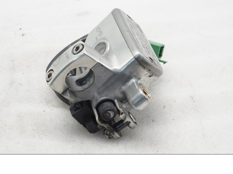 Höger sida pÄ Bromshuvudcylinder frÄn en Yamaha XVZ 13TD -1999 motorcykel.