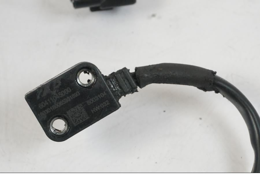 Snett uppifrån på Sidostödsbrytare från en KTM 1290 Super Duke R -2018 motorcykel.