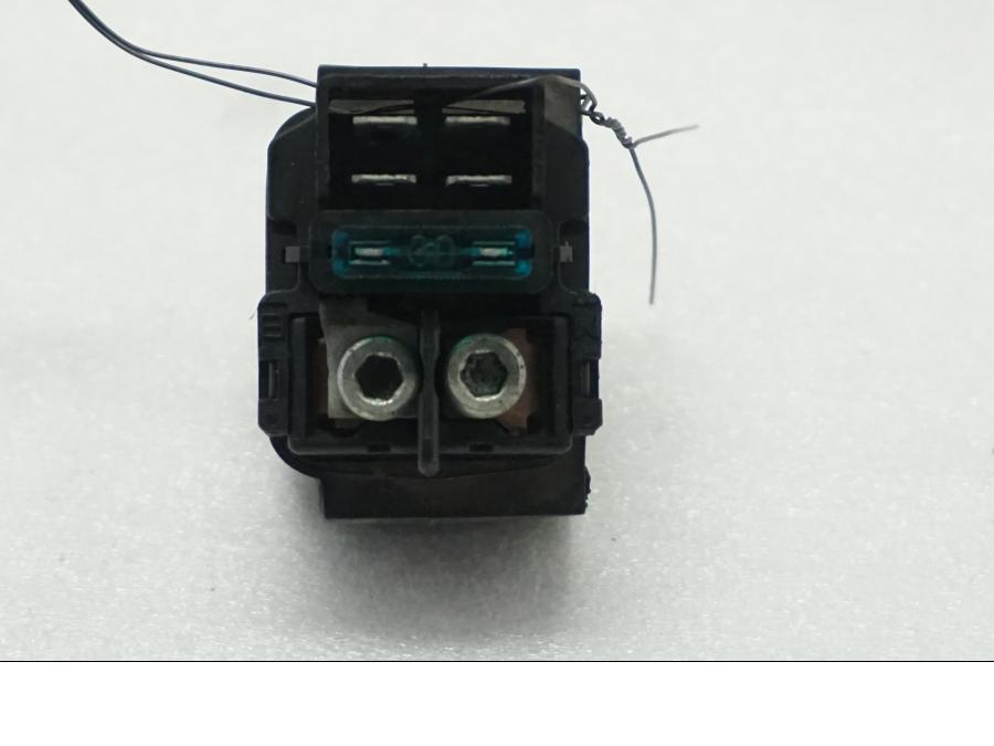 Framsidan på Startrelä från en Honda CBR 900 RR -1998 motorcykel.