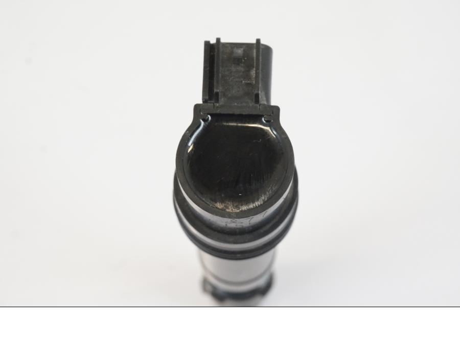 Vänster sida på Tändspole från en Triumph Trident -2021 motorcykel.