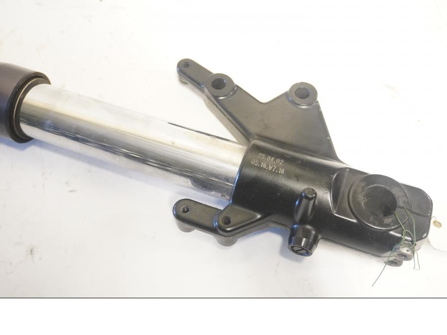 Snett uppifrån på Gaffelben från en KTM 640 Duke -2002 motorcykel.