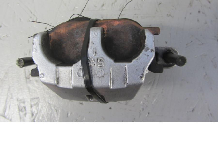 Höger sida på Bromsok från en Yamaha XVS 1100 -2002 motorcykel.