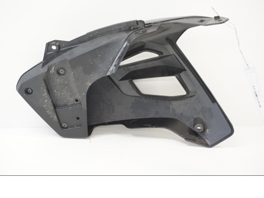 Vänster sida på Bensintankskåpa från en Suzuki DL 1000 -2016 motorcykel.