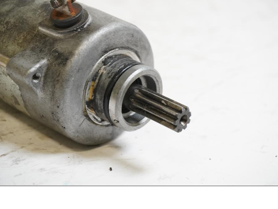 Baksidan på Startmotor från en Yamaha YZF 1000 R1 -2001 motorcykel.