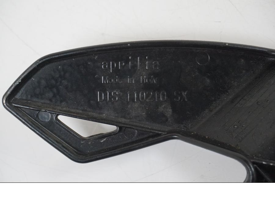 Extrabild2 på Fotpinnehälskydd från en Aprilia RS 125 -2008 motorcykel.