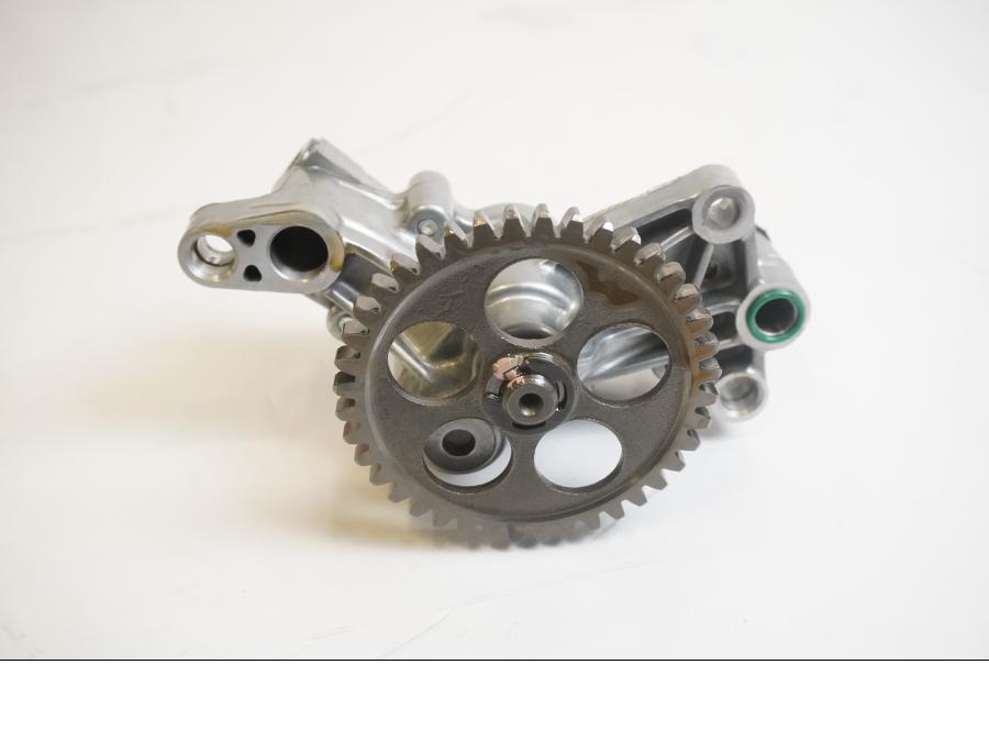 Höger sida på Oljepump från en Ducati Multistrada 1260 -2020 motorcykel.