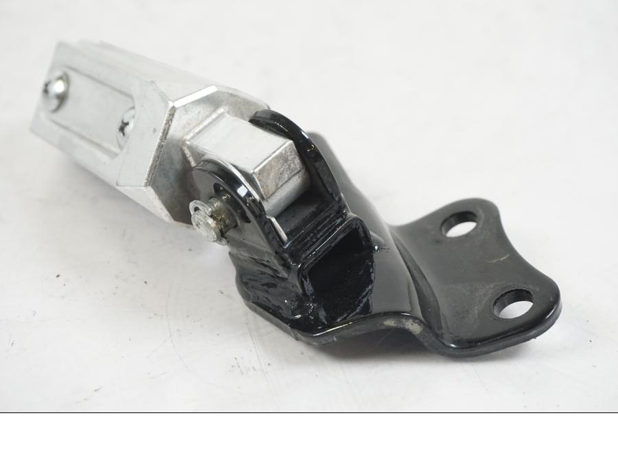 Snett nerifrån på Fotpinne från en Suzuki VZR 1800 -2009 motorcykel.