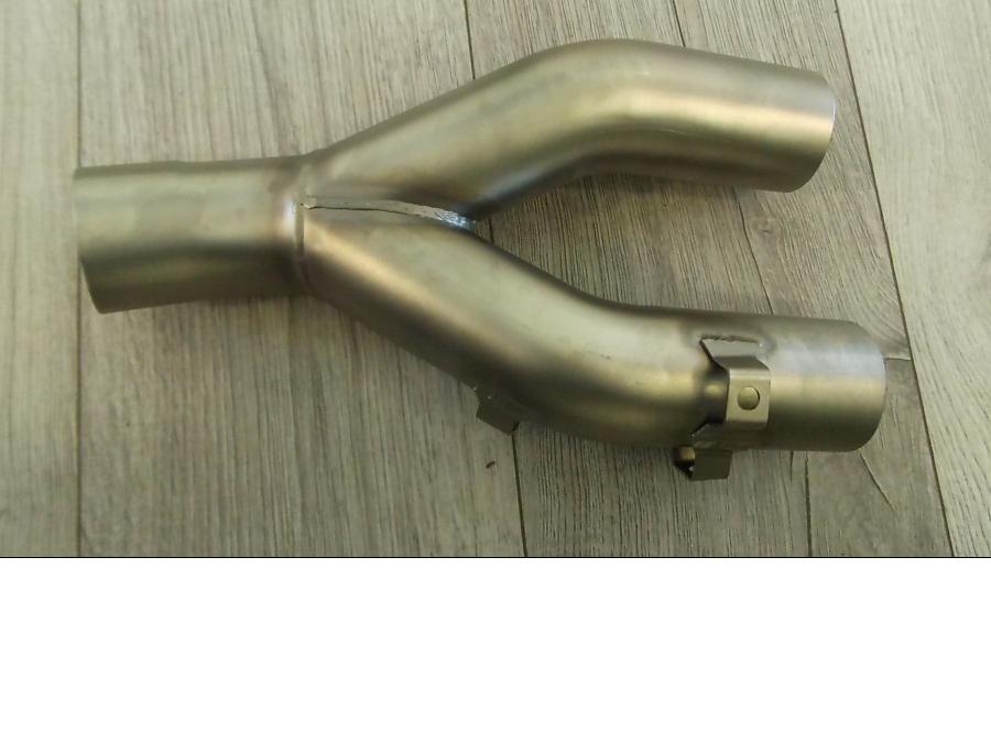 Baksidan på Mellanrör från en Ducati Monster 1200 -2015 motorcykel.